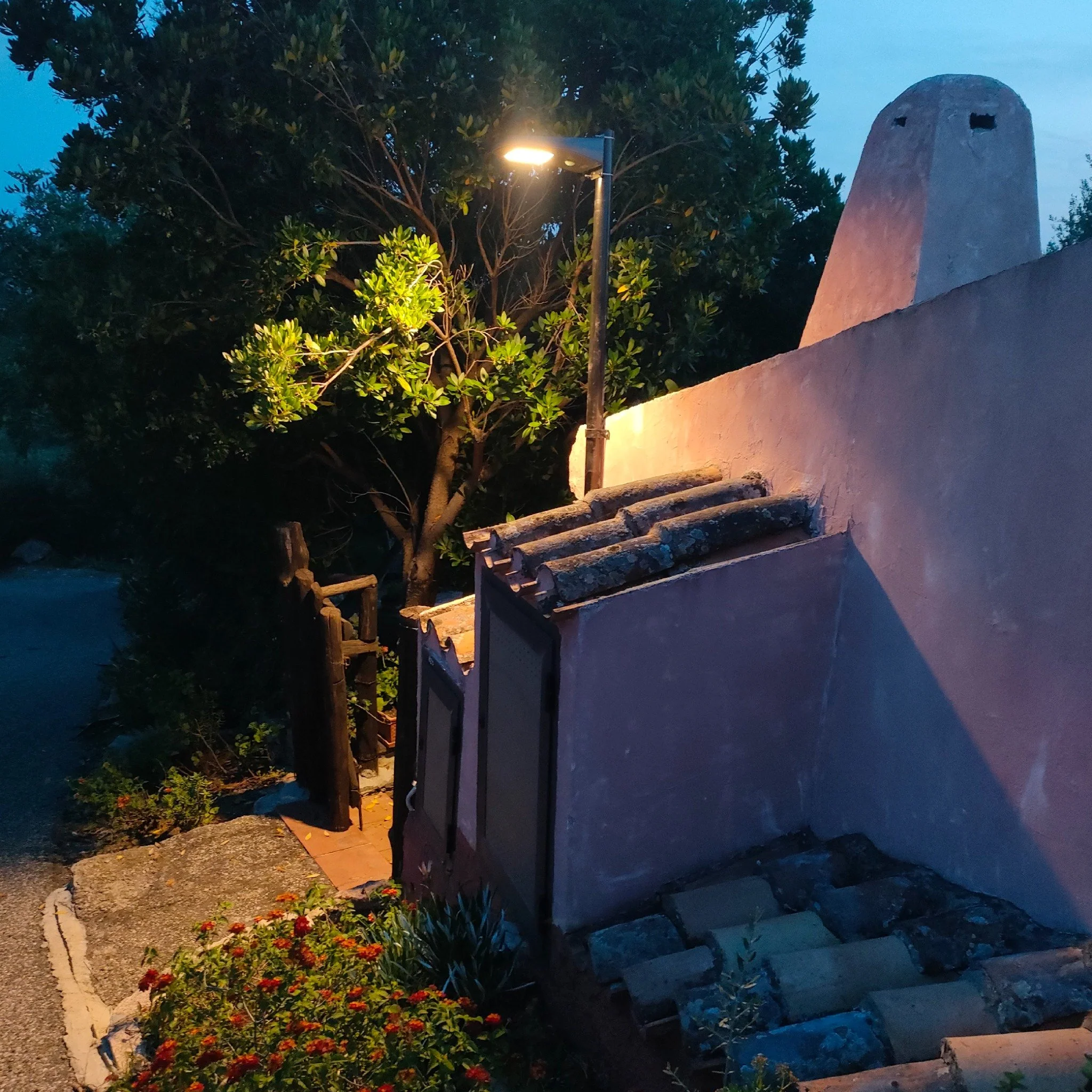 Lampione Solare per Esterno con Pannello Fotovoltaico e Telecomando - Image 9